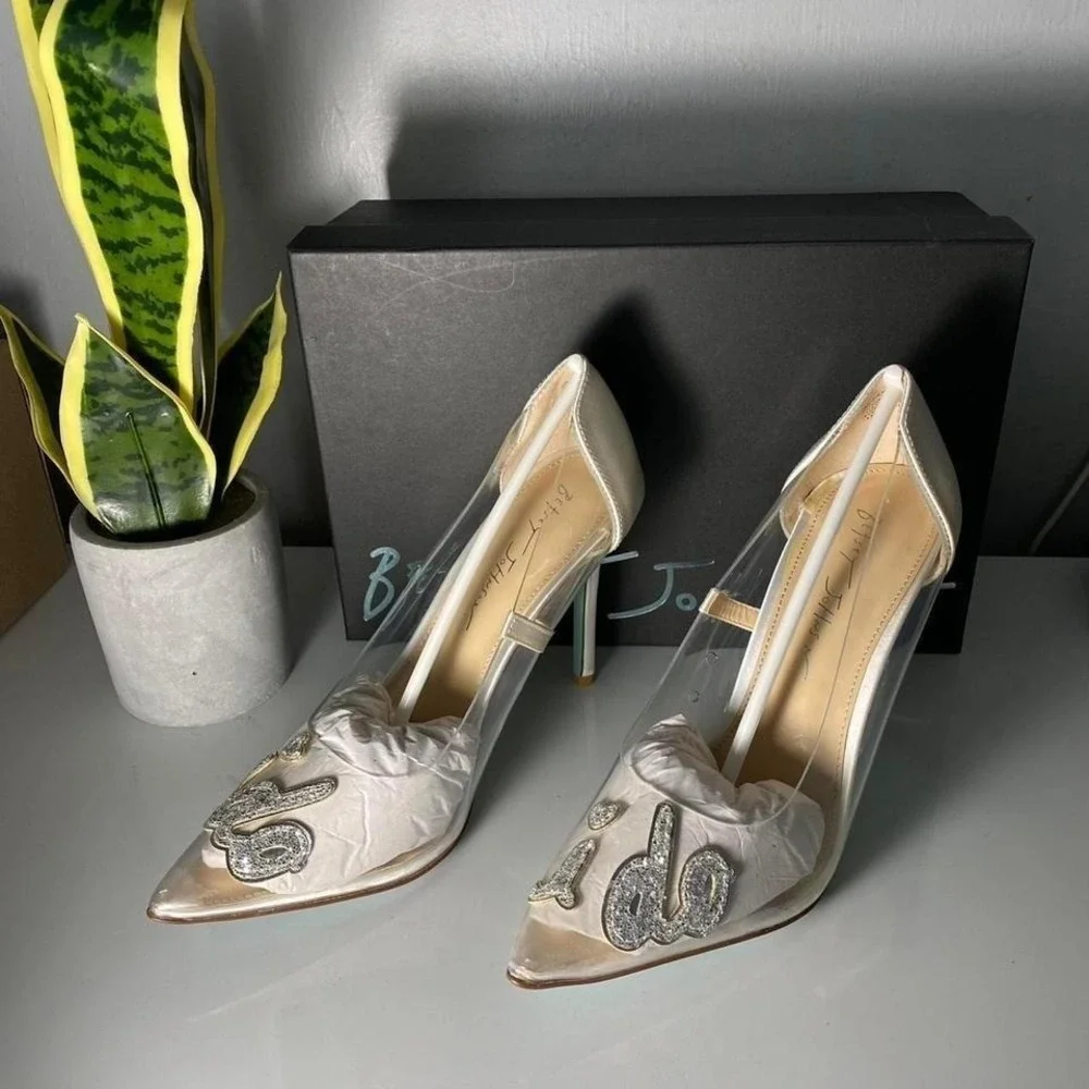 Betsey Johnson White and green embroidered pumps Size 8